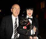 Chantal Thomass et son mari avec leur bouledogue français au Gala de la Truffe, chez Lancel, le 16/11/09