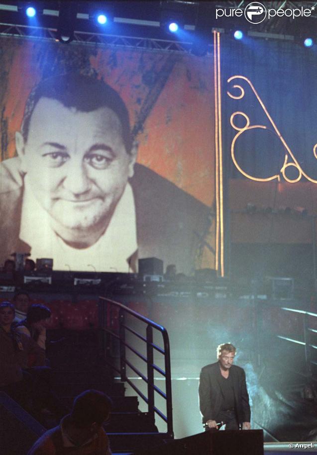 Les enfoirés pour les Restos du coeur de Coluche. Ici en 1998 avec Johnny Hallyday.