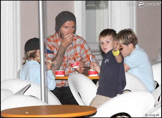 David Beckham s'en va manger une glace avec ses fistons, à Los Angeles, le 17 novembre 2009.