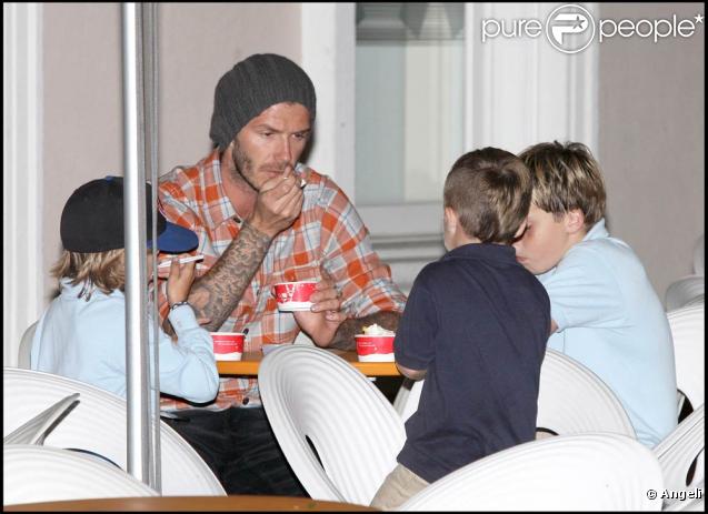 David Beckham s'en va manger une glace avec ses fistons, à Los Angeles, le 17 novembre 2009.