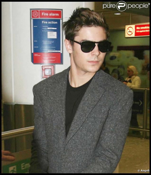 Zac Efron à l'aéroport de Londres le 18 novembre 2009.