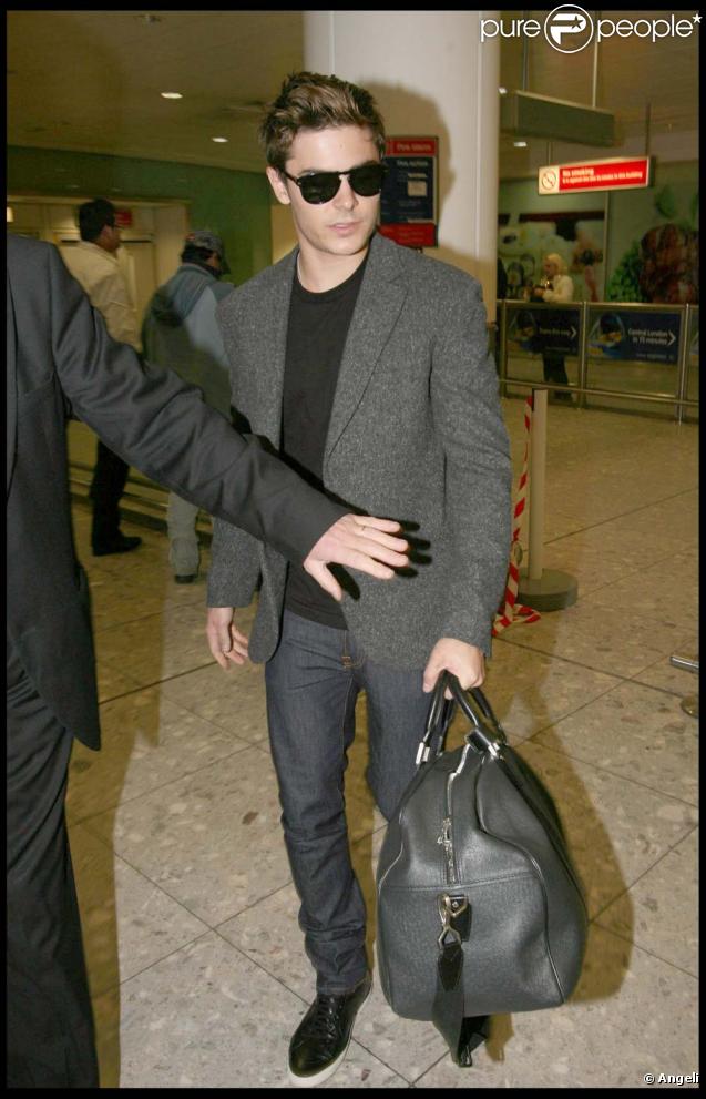 Zac Efron à l'aéroport de Londres le 18 novembre 2009.