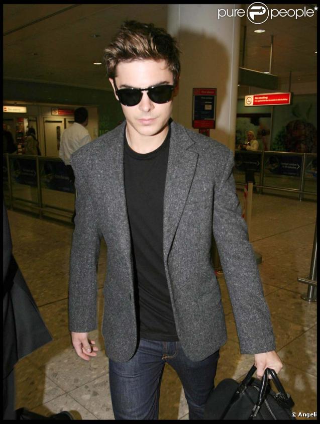 Zac Efron à l'aéroport de Londres le 18 novembre 2009.