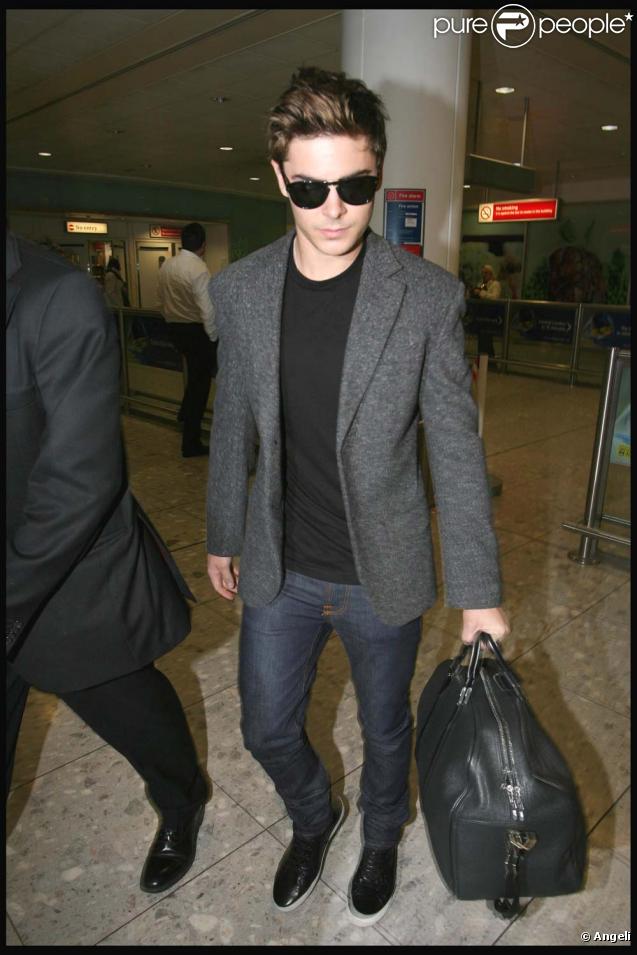 Zac Efron à l'aéroport de Londres le 18 novembre 2009.