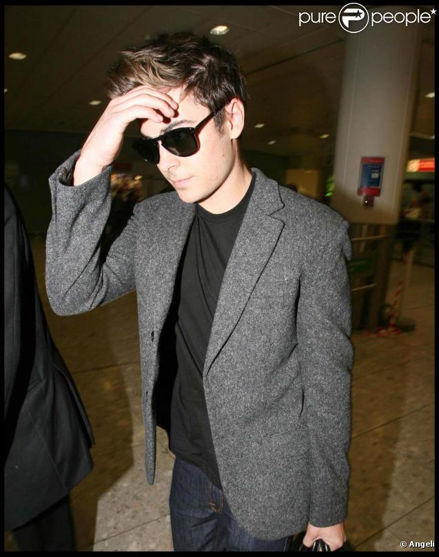 Zac Efron à l'aéroport de Londres le 18 novembre 2009.