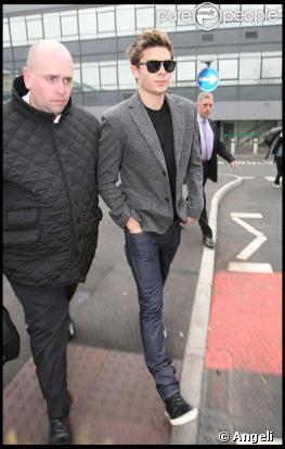 Zac Efron à l'aéroport de Londres le 18 novembre 2009. Il nous fait bien penser à quelqu'un, mais qui ? 