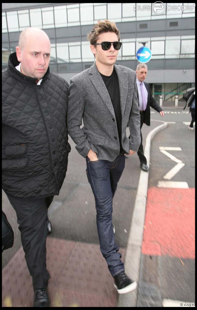 Zac Efron à l'aéroport de Londres le 18 novembre 2009. Il nous fait bien penser à quelqu'un, mais qui ? 