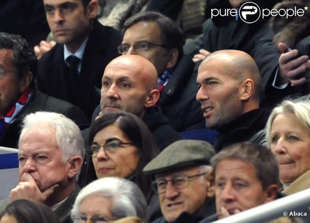 Zinedine Zidane avec Fabien Barthez, le mercredi 18 novembre, dans les tribunes du Stade de France pour le match France-Eire, qui a vu la très litigieuse qualification des Bleus pour la Coupe du Monde 2010.
