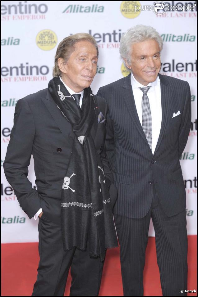 Valentino et son compagnon Giancarlo Giammetti à l'avant-première du film  Valentino, the last emperor  à Milan le 18 novembre 2009.