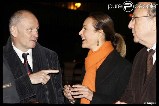 Carole Bouquet illumine la rue Vieille-du-Temple aux côtés de Christophe Gérard, le 19 nevembre à Paris.