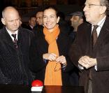 Carole Bouquet, entourée de Pierre Aidenbaum et Christophe Grard, illumine la rue Vieille-du-Temple, le 19 nevembre à Paris.