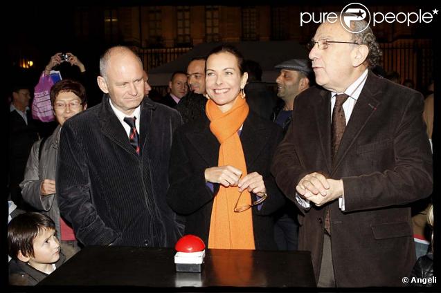 Carole Bouquet, entourée de Pierre Aidenbaum et Christophe Grard, illumine la rue Vieille-du-Temple, le 19 nevembre à Paris.