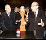 Carole Bouquet, entourée de Pierre Aidenbaum et Christophe Grard, illumine la rue Vieille-du-Temple, le 19 nevembre à Paris.