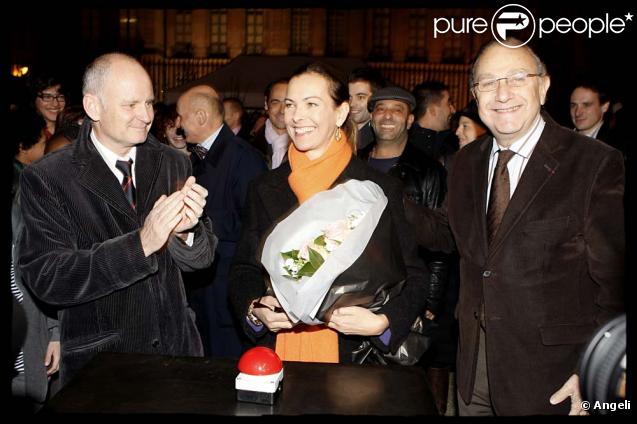 Carole Bouquet, entourée de Pierre Aidenbaum et Christophe Grard, illumine la rue Vieille-du-Temple, le 19 nevembre à Paris.