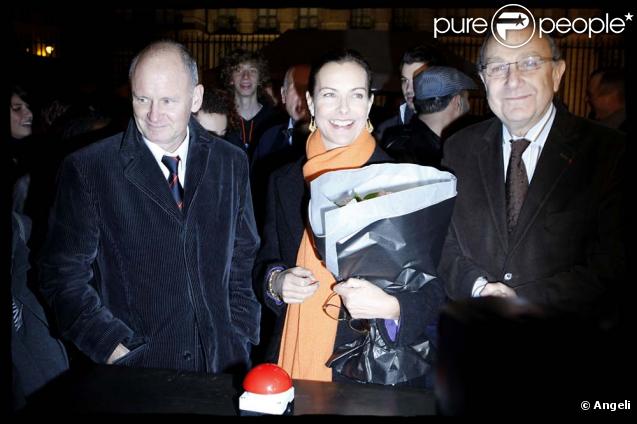 Carole Bouquet, entourée de Pierre Aidenbaum et Christophe Grard, illumine la rue Vieille-du-Temple, le 19 nevembre à Paris.