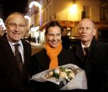 Carole Bouquet, entourée de Pierre Aidenbaum et Christophe Grard, illumine la rue Vieille-du-Temple, le 19 nevembre à Paris.