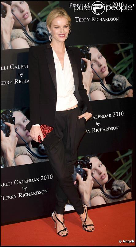 Eva Herzigova lors de la soirée à l'occasion du lancement du calendrier Pirelli 2010 au Old Bilingsgate à Londres le 19 novembre 2009