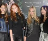 Geogina Storilijtoric, Lily Cole, Meloes Horst et Daisy Lowe lors de la conférence de presse du lancement du calendrier Pirelli à l'InterContinental Hotel sur Park Lane à Londres le 19 novembre 2009