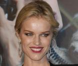 Eva Herzigova lors de la conférence de presse du lancement du calendrier Pirelli à l'InterContinental Hotel sur Park Lane à Londres le 19 novembre 2009