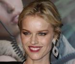 Eva Herzigova lors de la conférence de presse du lancement du calendrier Pirelli à l'InterContinental Hotel sur Park Lane à Londres le 19 novembre 2009
