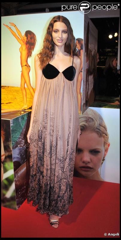 Georgina Storilijtoric lors de la soirée de lancement du calendrier Pirelli au Old Billingsgate Market de Londres le 19 novembre 2009