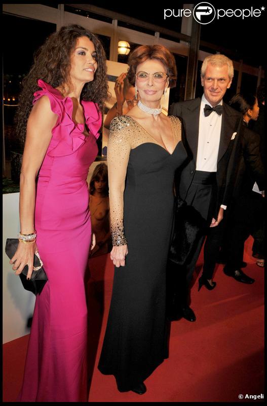 Claudia Cardinale et Afef Jnifen lors de la soirée de lancement du calendrier Pirelli au Old Billingsgate Market de Londres le 19 novembre 2009