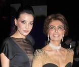 Daisy Lowe et Claudia Cardinale lors de la soirée de lancement du calendrier Pirelli au Old Billingsgate Market de Londres le 19 novembre 2009