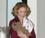 Katherine Heigl portant le bébé de sa soeur à Los Feliz le 22 novembre 2009