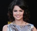 La mignonne Selena Gomez, à l'occasion de la grande soirée des 37e American Music Awards, qui s'est tenue à Los Angeles, le 22 novembre 2009.