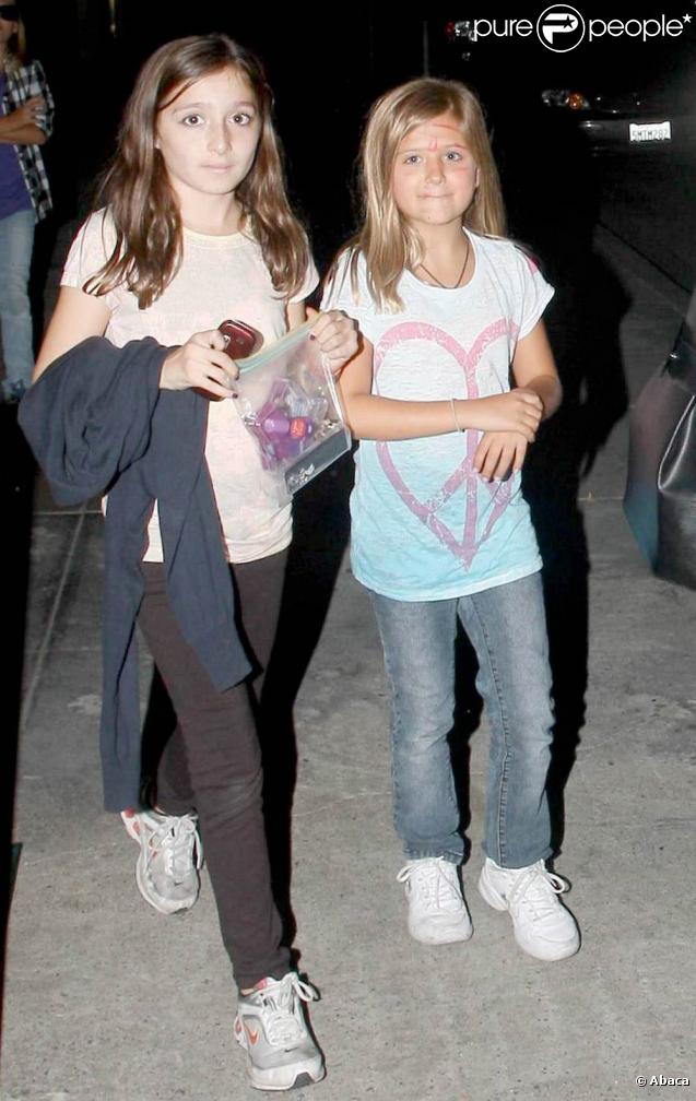 Les filles de Shauna Sand, Alexandra et Victoria, à Los Angeles, le 22 novembre 2009