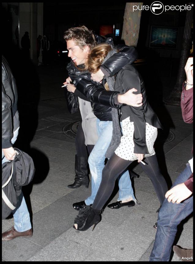 Giovanni et Sophie Tapie arrivent au Queen. 22/11/09