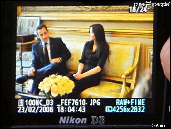 Nicolas Sarkozy et son épouse, Carla Bruni-Sarkozy, durant leur rencontre avec la famille d'Ingrid Betancourt