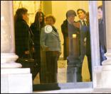 Carla Bruni-Sarkozy rencontre la famille d'Ingrid Betancourt. Ici avec Consuela Gonzalez de Perdomo, ex sénatrice colombienne