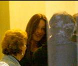 Carla Bruni-Sarkozy rencontre la famille d'Ingrid Betancourt. Ici avec Consuela Gonzalez de Perdomo, ex sénatrice colombienne