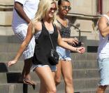 Ashley Roberts et Melody Thornton dévoilent leurs magnifiques jambes à Melbourne, en novembre 2009.