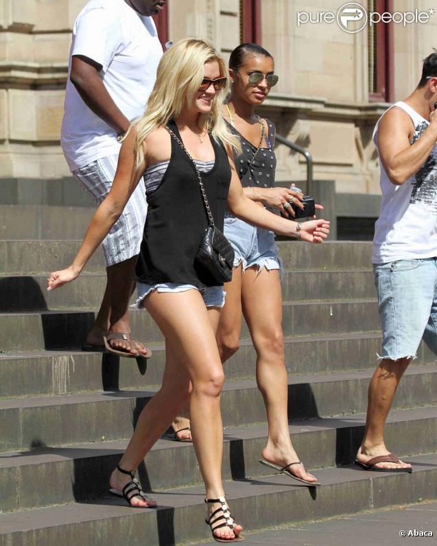 Ashley Roberts et Melody Thornton dévoilent leurs magnifiques jambes à Melbourne, en novembre 2009.