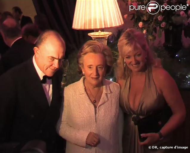 Christian Lacroix, Bernadette chirac et  Charlotte de Turckheim au Bal des débutantes (28 novembre 2009)