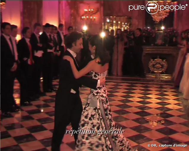 Stéphane Bern ouvre le Bal des débutantes (28 novembre 2009)