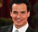 Le séduisant Antonio Sabàto Jr. d'Hôpital Central et de Charmed nous présente sa fiancée...