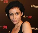 La charmante Emmanuelle Béart à la soirée de lancement de la collection Sonia Rykiel pour H&M le 1/12/09 au Grand Palais à Paris