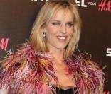 Eva Herzigova superbe à la soirée de lancement de la collection Sonia Rykiel pour H&M le 1/12/09 au Grand Palais à Paris