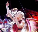 Pink en concert à Stockholm, avec son doigt d'honneur, le 10 novembre 2009.