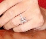 Sa bague est simplement magnifique et raffinée 