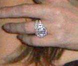 Une bague ornée d'un gros caillou comme elle les adore... 