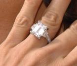 Elle arbore une somptueuse bague à 500 000 $
