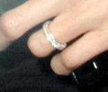 Elle porte un superbe anneau tout en diamants en guise de bague de fiançailles... 