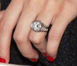 Une alliance de toute beauté entièrement parsemée de diamants 