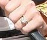Une petite bague en or jaune et diamants... 