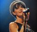 Lio : Pour ses concerts, elle opte pour les cuissardes et une robe... très courte !