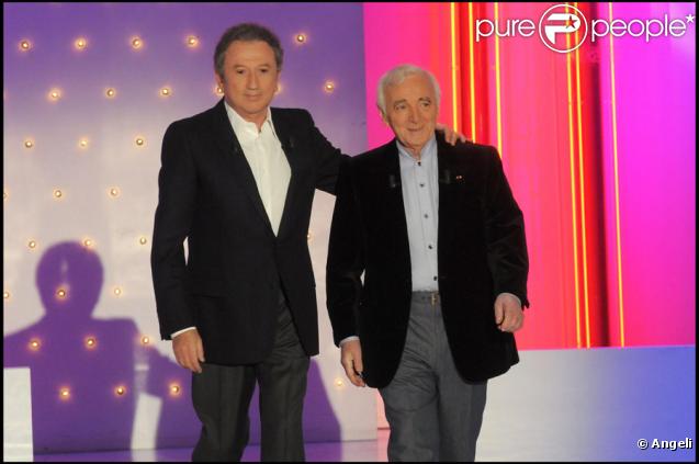 Charles Aznavour et Michel Drucker lors de l'enregistrement de l'émission Vivement Dimanche le 2 décembre 2009